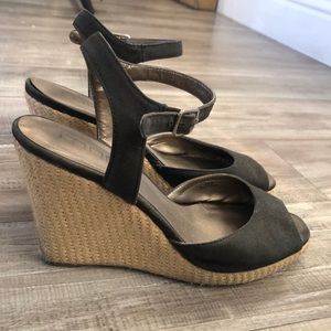 Black wedges